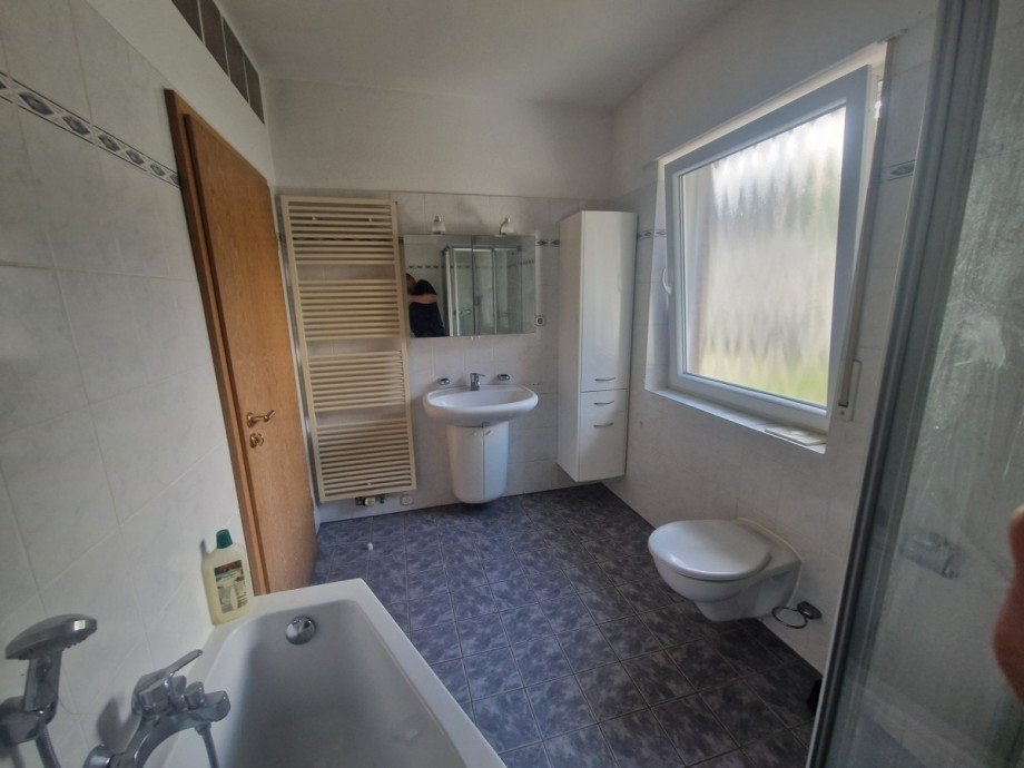 1. OG Bad II Reihenmittelhaus Br�hl
