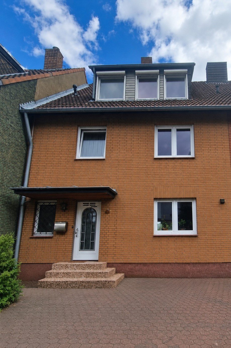 Hausansicht Reihenmittelhaus Br�hl